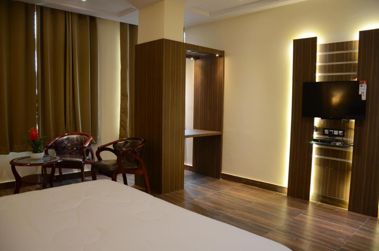 Puja Residency Hotel Varanasi Exterior photo